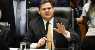 Na imagem, o presidente do Congresso, senador Davi Alcolumbre, em sessão no plenário