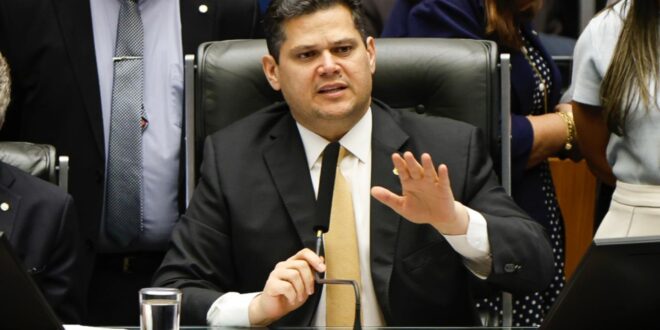 Na imagem, o presidente do Congresso, senador Davi Alcolumbre, em sessão no plenário
