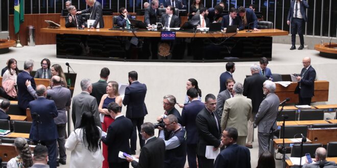 A derrubada foi articulada por prefeitos e congressistas, principalmente do Centrão; na imagem, o plenário do Congresso