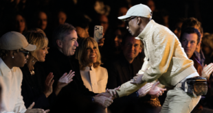 Foto: Bernard Arnault sentado ao lado de sua esposa e de Brigitte Macron no desfile da Louis Vuitton