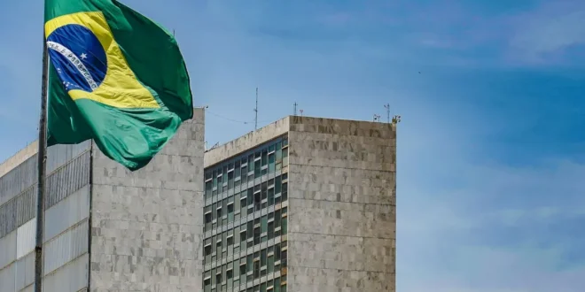 tantes juristas e professores do Brasil, especialistas em suas respectivas áreas