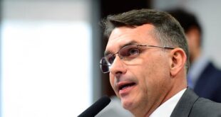 quase três horas. https://twitter.com/FlavioBolsonaro/status/2065413604338188741