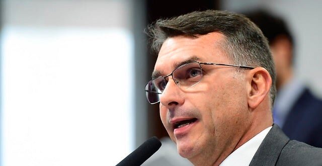 quase três horas. https://twitter.com/FlavioBolsonaro/status/2065413604338188741